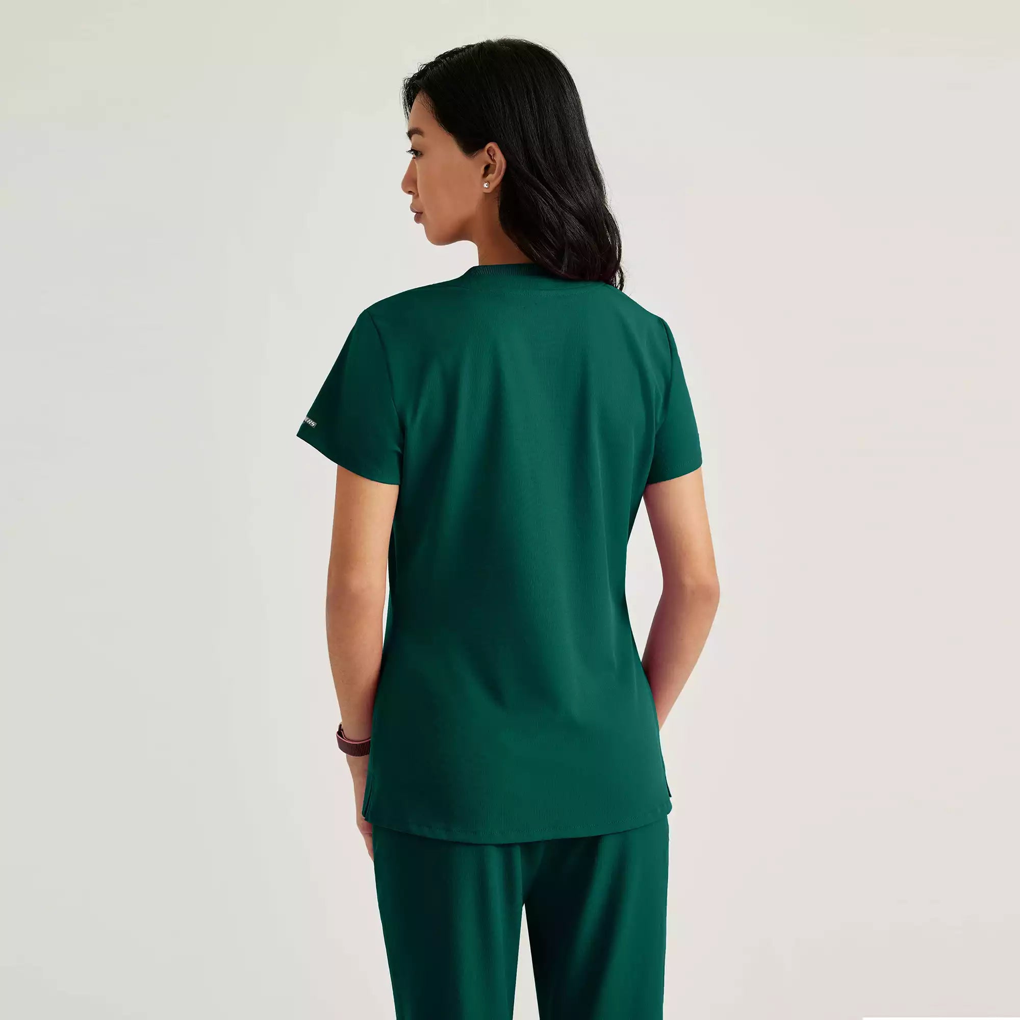 Skechers Women's Single Pocket V-Neck Tuck In Top | SKT147
