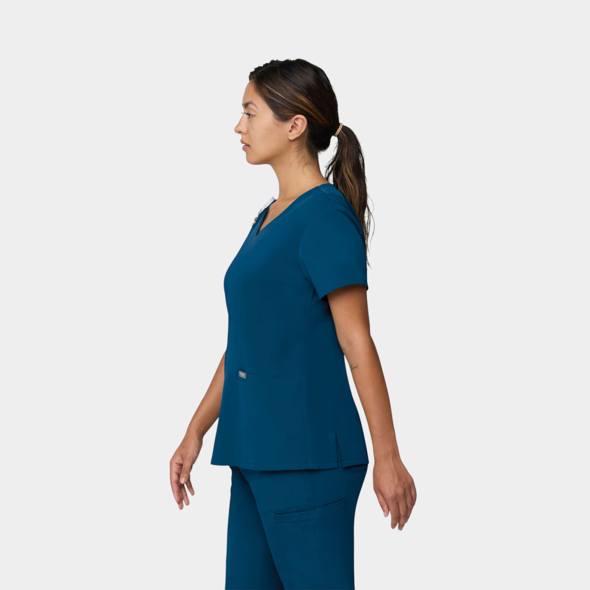 Curved V-Neck 2 Pocket Top | T101